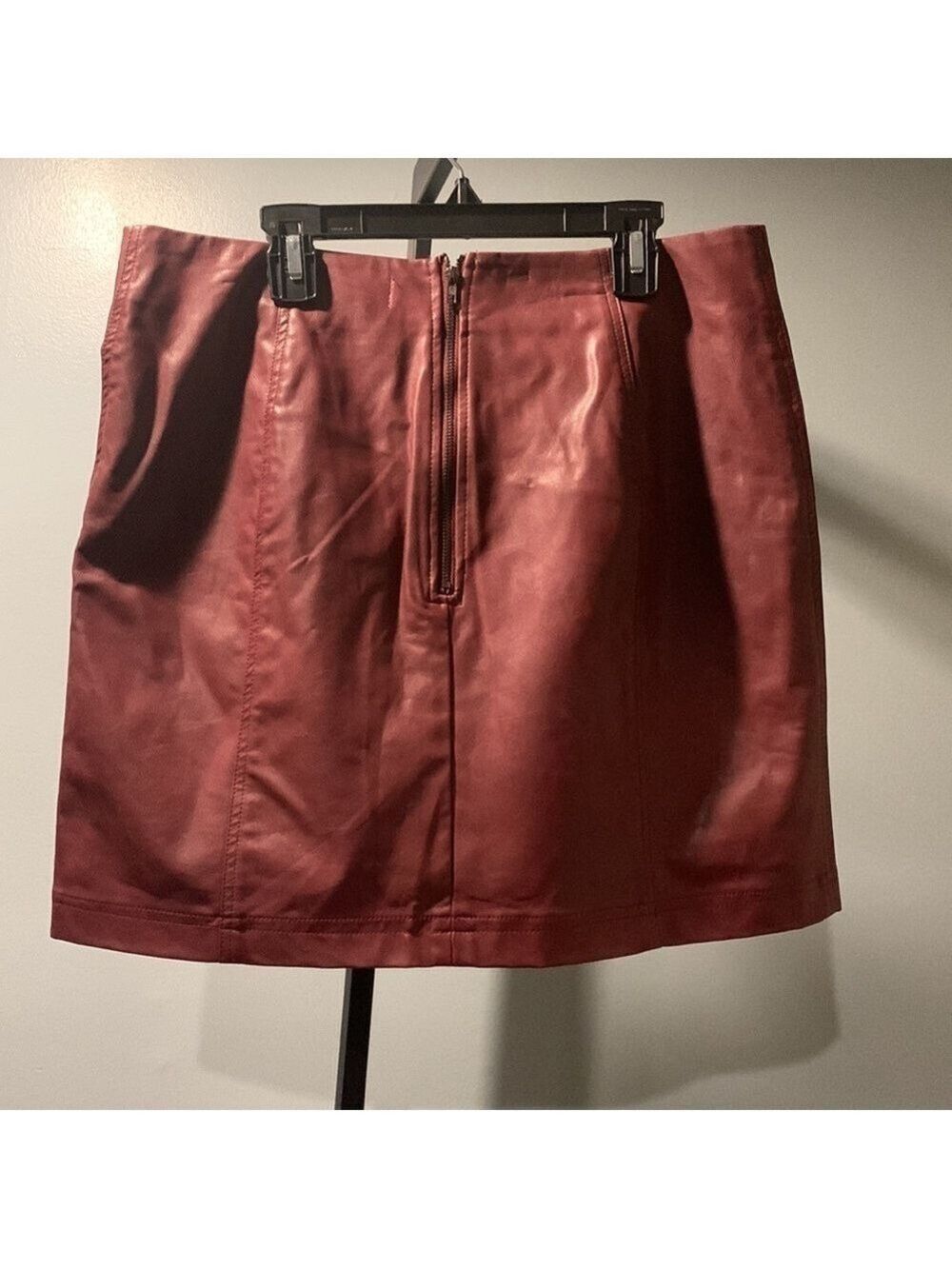 Pants Store Vegan Leather Skirt -Size Large - Picture 2 of 5